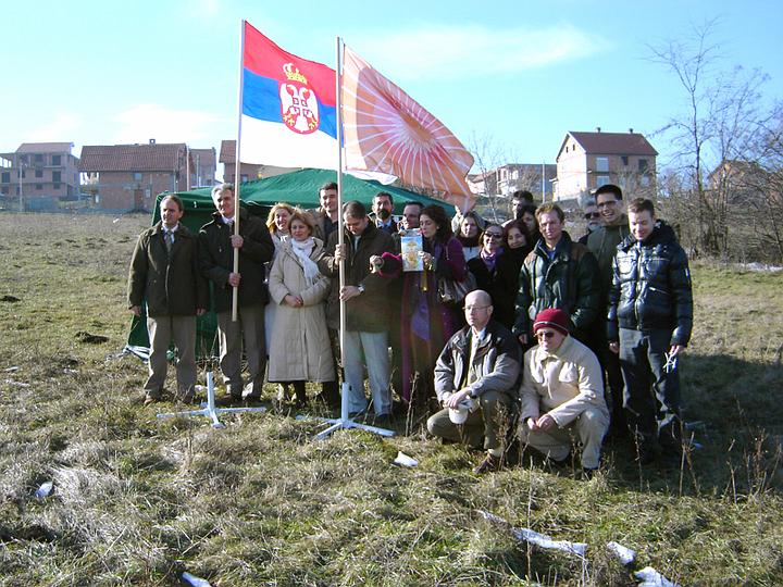05 12-januar-i-hotel-Vrmac-061.jpg - A group of Serbian Founders of Invincibility holds the flag of Serbia and the flag of the Global Country of World Peace on the piece of land chosen for a Maharishi School of Invincibility.